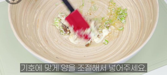 Make soybean paste dressing: Mix soybean paste, mayonnaise, minced garlic, minced green onion, and sesame oil. Adjust saltiness to taste. Add ground sesame seeds and mix.