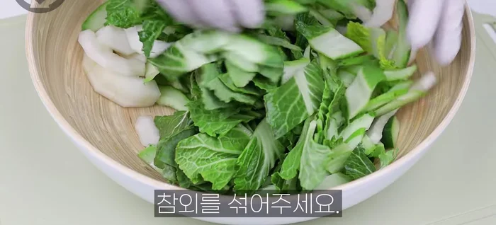 Combine cucumber and perilla with the dressing, and add to the spring dong.