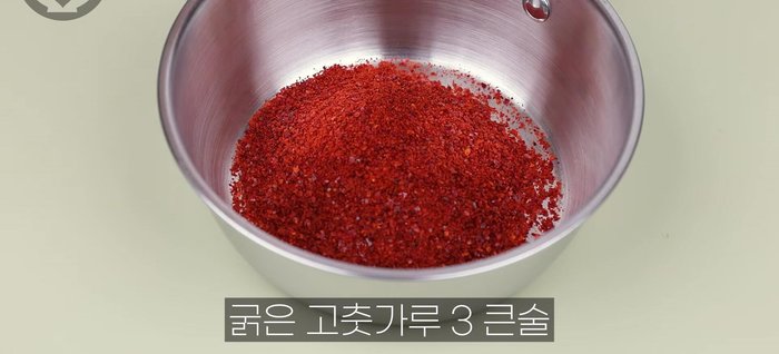 Make seasoning: Mix red pepper powder, sugar, minced garlic, tuna liquid, vinegar, and sesame oil. Adjust soy sauce/vinegar to taste.