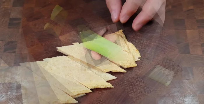 Cut the fish cakes into bite-sized pieces.