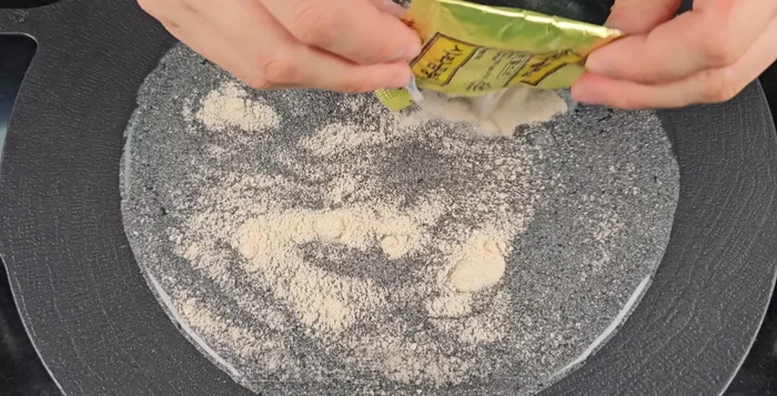 Add 1 spoonful of Gomtang noodles soup powder, 2 spoonfuls of red pepper powder, 1/2 spoonful of sugar, 1/2 spoonful of red pepper paste, and a pinch of pepper before the water boils.