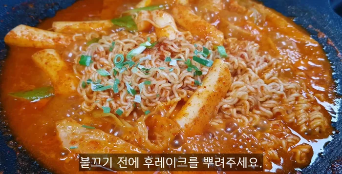 Just before turning off the heat, sprinkle the flake soup from the Gomtang noodles package.