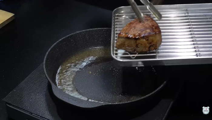 Cut the steak into hanni-sized pieces.