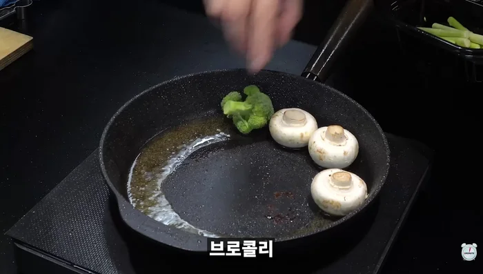 Fry the gunganni in the pan you used to fry the steak.