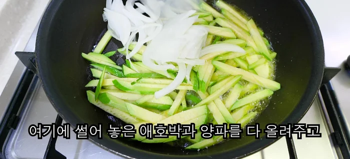 Add sliced burrs and onions, sprinkle generously with salt, and stir-fry for 30 seconds until softened.