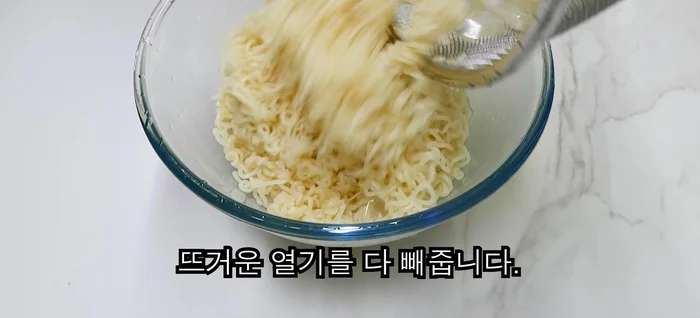 Add seasoning sauce to the noodles and mix well.