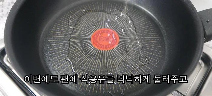 For the tuna rice bowl: Heat oil in a pan, fry an egg until crispy, and set aside.
