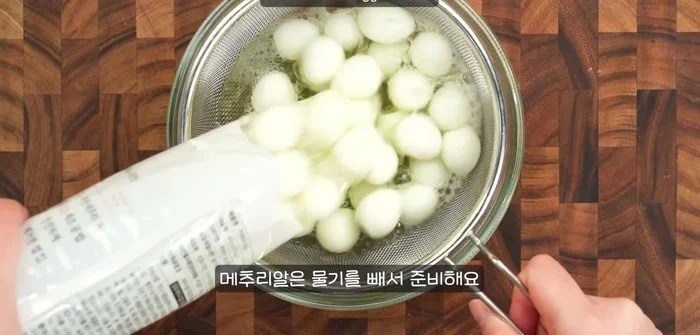 Garnish with sesame seeds and serve immediately.