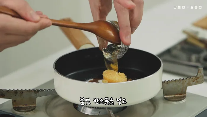 Prepare the marinade: Mix 1.5 spoons soy sauce, 2 spoons sugar, 1 spoon minced garlic, 1 spoon oyster sauce, and 1 spoon corn syrup. Boil once to enhance flavor.