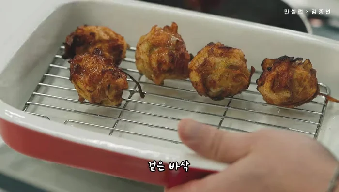 Fry the potato-wrapped bulgogi for about 4 minutes until golden brown.