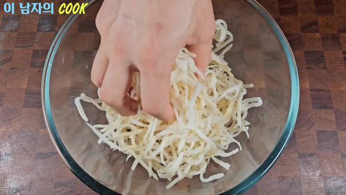 Prepare 250g of shredded squid and cut it into small pieces with scissors to prevent it from getting all caught in one stroke of chopsticks.
