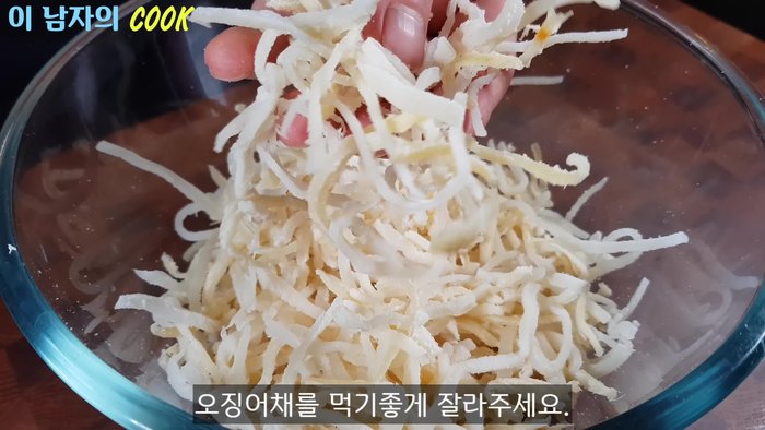 Add four spoons of syrup to the shredded squid. Mix well and marinate for 20 minutes. This will make the squid sweet and soft.