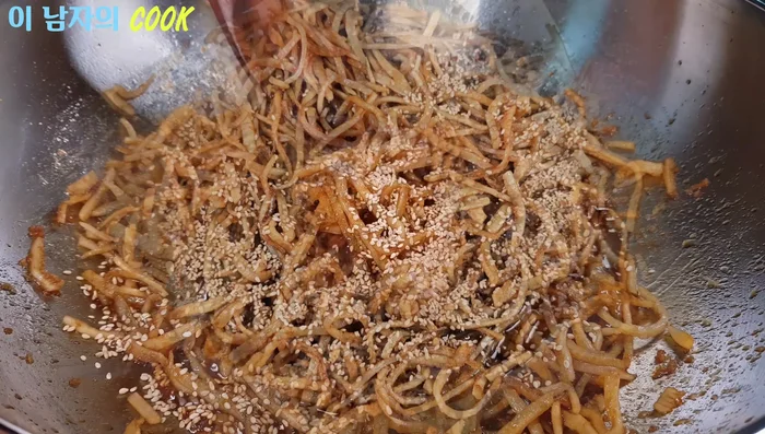 Add one spoon of sesame oil and two spoons of sesame seeds. Mix well after turning off the heat.