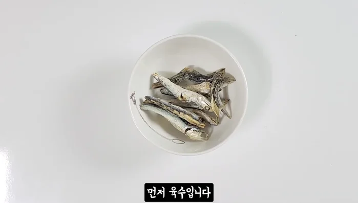 Microwave 40g of anchovies for 40 seconds to remove moisture. If not crispy, microwave for an additional 30 seconds. Remove the intestines.