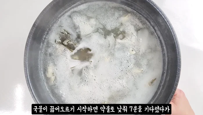 Lower heat, simmer for 7 minutes, then remove anchovies. Lower heat to lowest, simmer for 10-15 minutes.