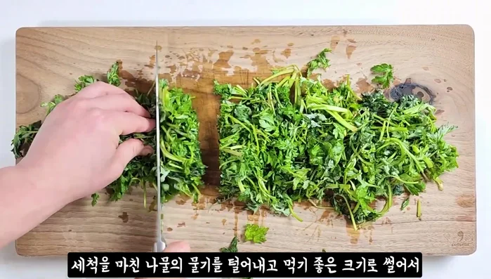 Cut mugwort into bite-sized pieces. Add 2.5 spoons of soybean paste to a bowl and knead roughly with the mugwort.