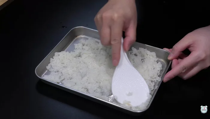 Spread rice in a heat-resistant bowl, put it in an air fryer at 180 degrees, and bake for 50 minutes.