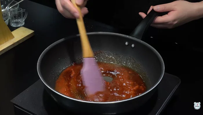 Boil the sauce, then turn off the heat.