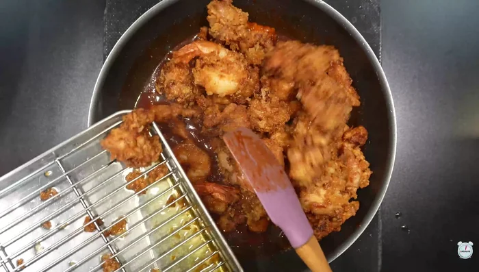 Add the fried chicken and sesame seeds to the sauce and mix well.