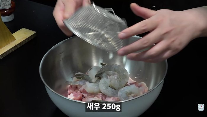 Mix chicken leg meat, shrimp, mirin, seasoned salt, pepper, chicken frying powder, potato starch, and water to make the chicken gangjeong batter.
