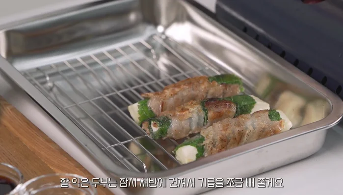 Drain the excess oil from the rolls using a colander.