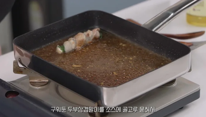 Add the fried rolls to the boiling sauce, coat evenly, and simmer until tender, flipping halfway through. Add green chili peppers or red pepper powder if desired.