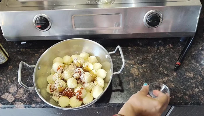 Add white sesame seeds and optional green onions. Mix gently.