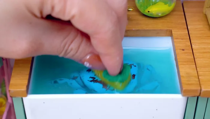 Clean the crabs; wash with salt.