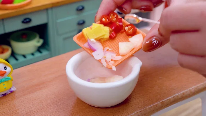 Pound the ingredients to make the sauce. Stir-fry them. Add chili sauce, ketchup, and water. Stir.