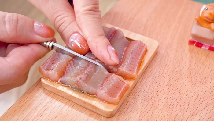 Prepare the eel: Cut, add salt, black pepper, and anago sauce. Mix with lemon.
