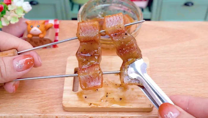 Skewer the eel and grill it. Spread anago sauce on top.