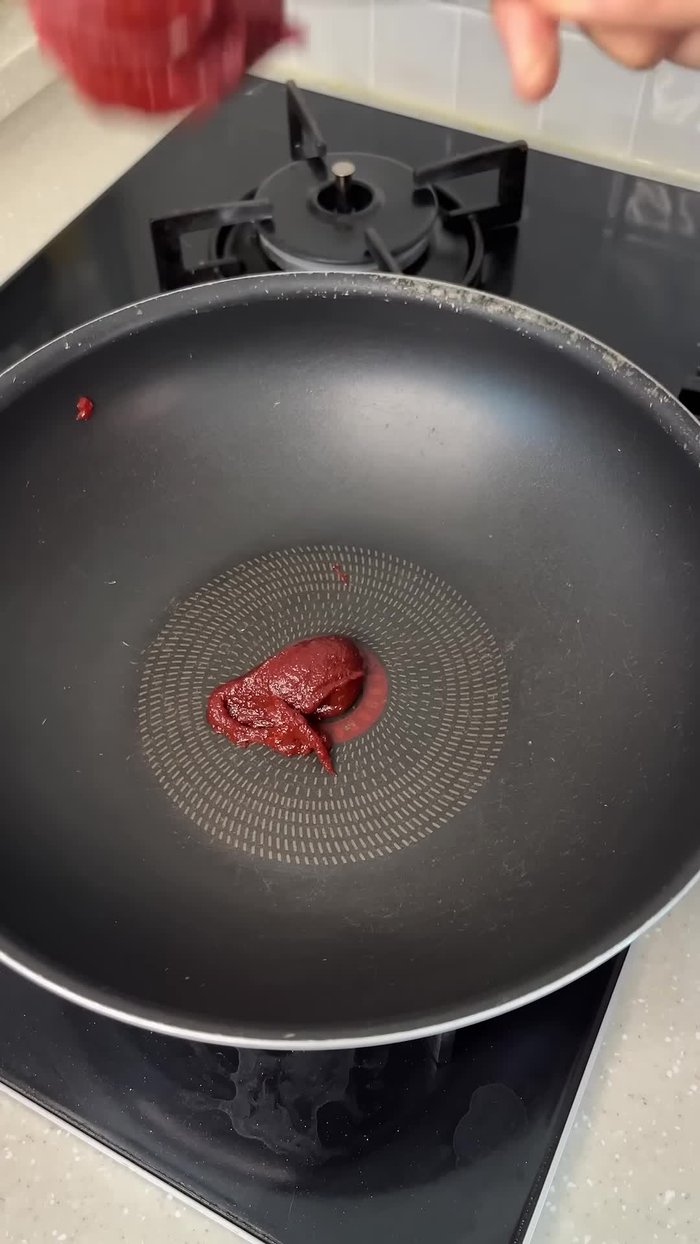In a bowl, combine gochujang (2 tbsp), gochugaru (1 tbsp), sugar (1 tbsp or more), soy sauce (1 tbsp), oyster sauce (1 tbsp), minced garlic, green onions, and sesame seeds.