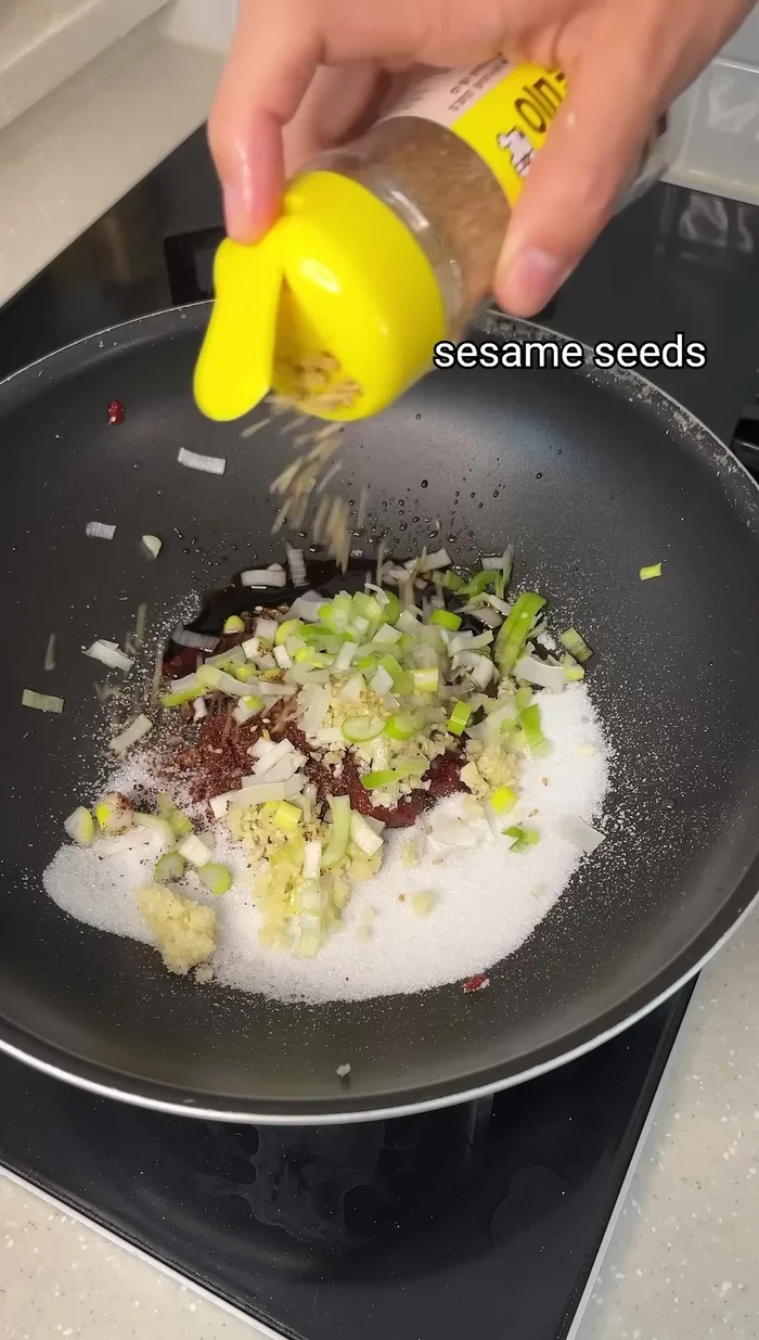 Add water to the sauce and mix well. Boil until the sauce thickens.