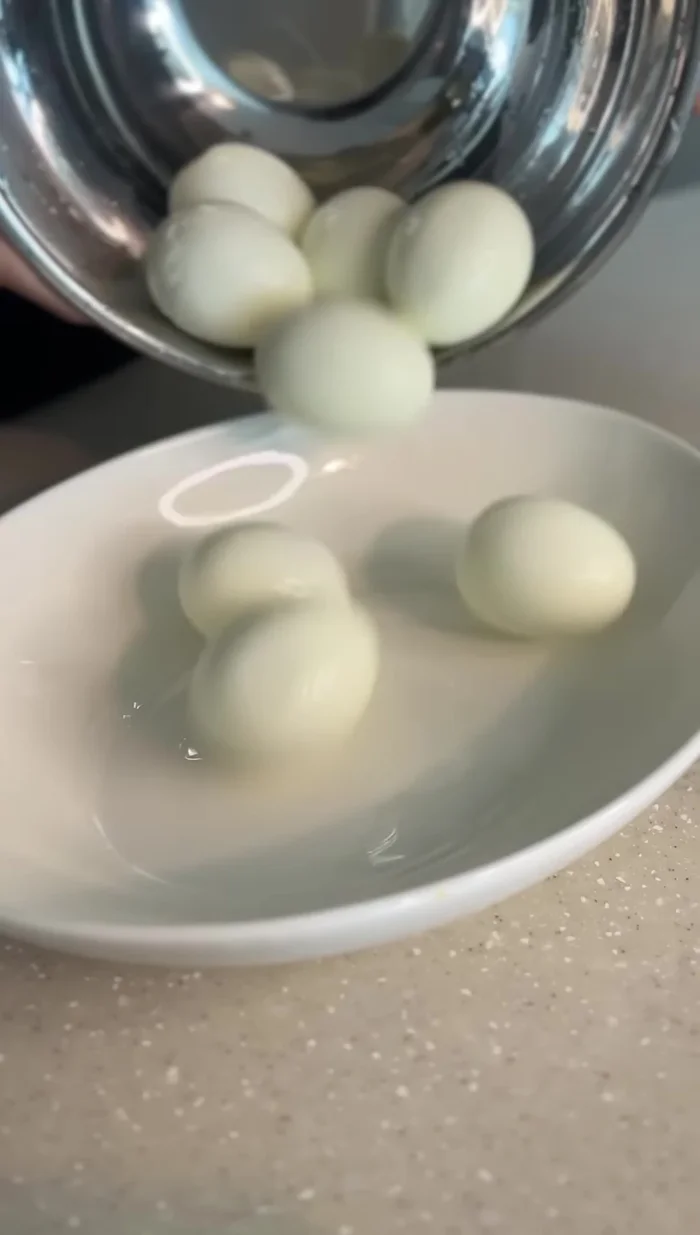 Place the peeled eggs in a separate bowl. Pour the sauce over the eggs.