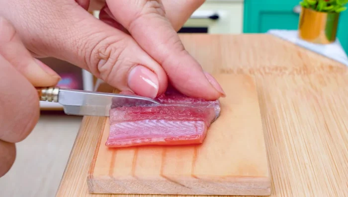 Cut the eel into small pieces. Add salt and black pepper, then mix well.