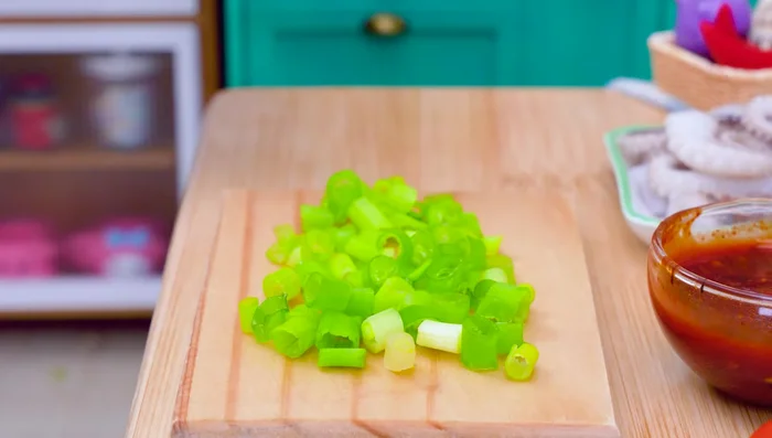 Chop green onions and chili.
