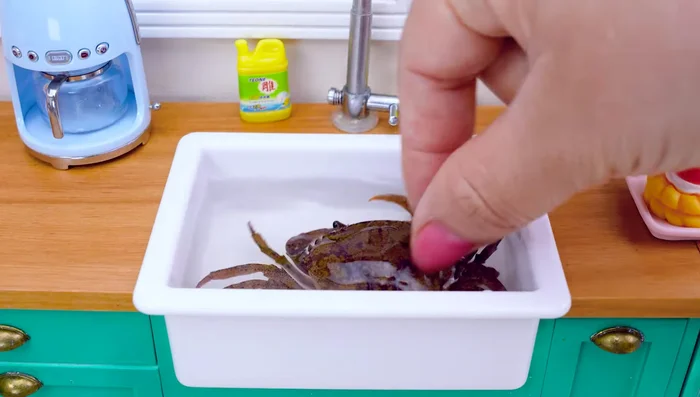Wash the crab with salt and vinegar.