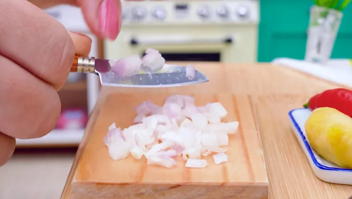 Add onion, ginger, and chili puree. Cook oil, sauce, water, sugar, putang chili sauce, and tapioca starch; mix well.