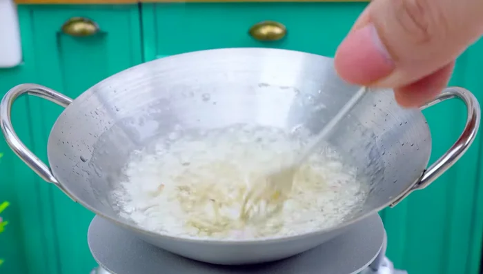 Cook oil, onion, and garlic. Add the eels, bell pepper, and oyster sauce; mix well.