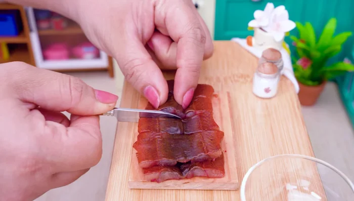 Cut eel into small pieces. Add salt, black pepper, oyster sauce, and lemon; mix well.