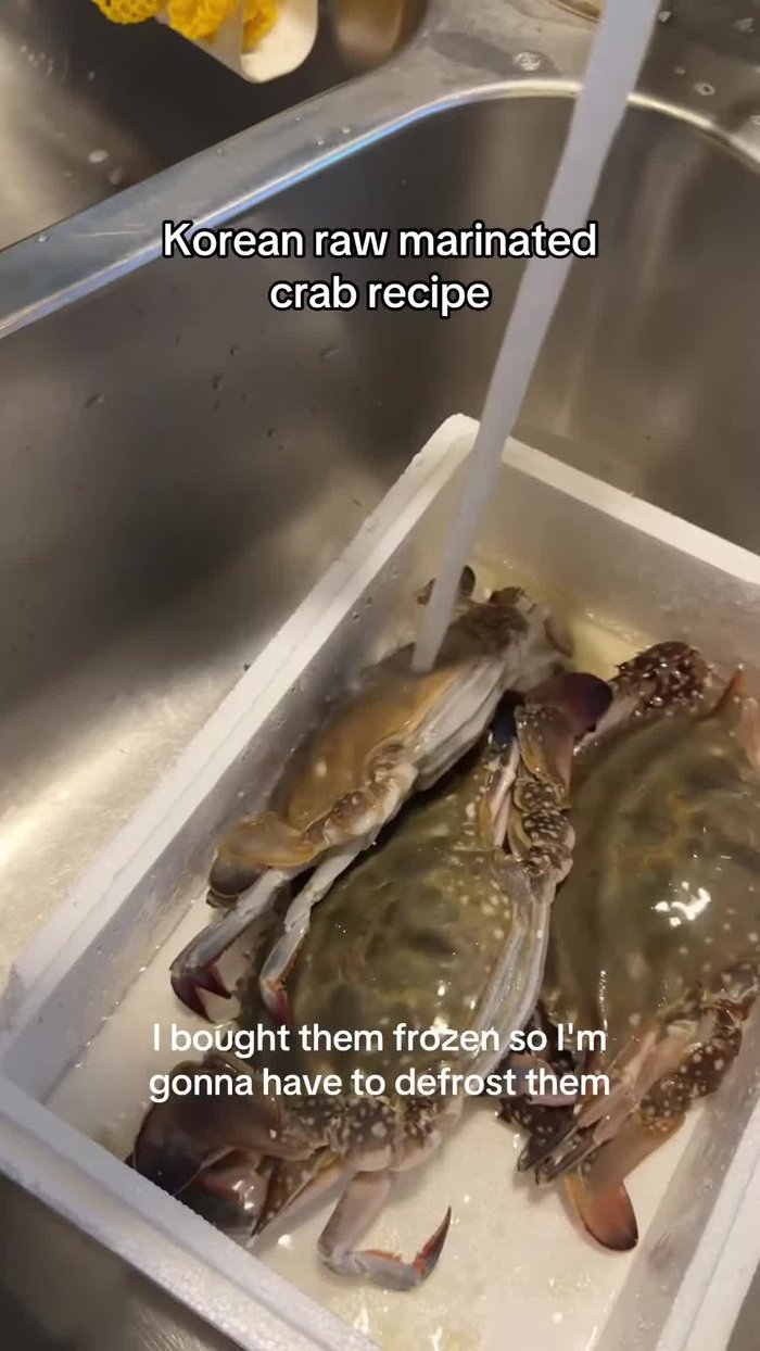 Defrost the frozen crab.