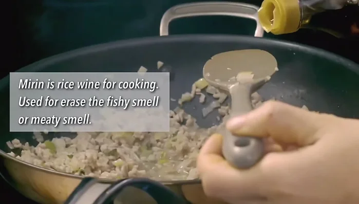 Add meat into tablespoon (or sake, soju, or wine).