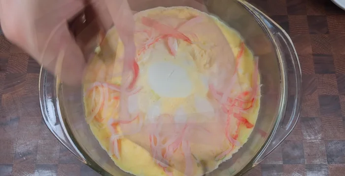 After 5 minutes, add the red part of the creamy tofu and the green part of the green onions on top. Cover and microwave for 2 more minutes.