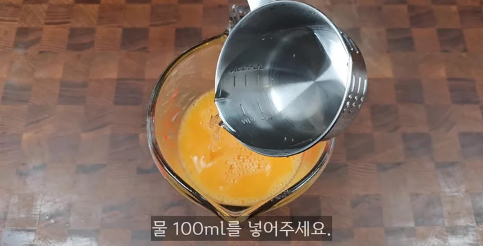 For soft steamed eggs, pour half a cup (100 ml) of water into the egg mixture and mix well to make egg water.
