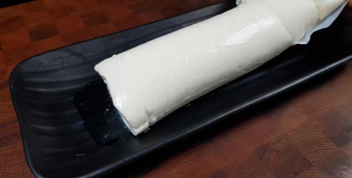 Cut the back of the soft tofu and take it out of the pack. Cut it into intervals of about 2 to 3 cm. Leave it for a while until the water drains.
