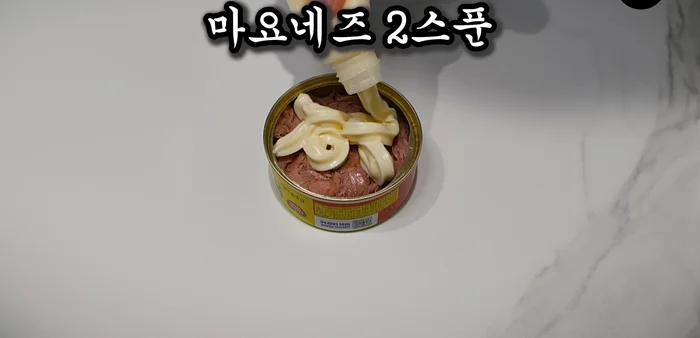 In a separate bowl, mix 2 spoons of mayonnaise with completely drained oiled tuna and chopped danmuji. Mix well.