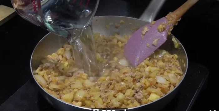 Pour in water, and add soybean paste instead of jjajang powder. (Soybean paste is recommended for a richer flavor.)