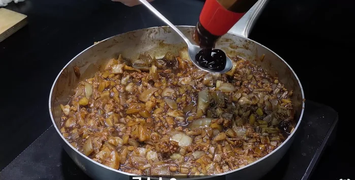 Add minced garlic and Gochujang (bull's eye), mix well.