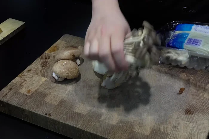 Cut the scallops and mushrooms into bite-sized pieces.