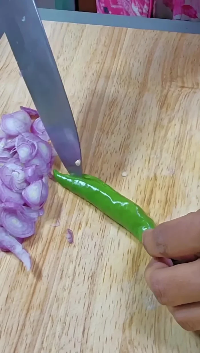 Chop the raw Korean chilies.